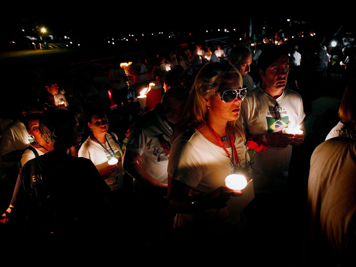 Elvis Presley candlelight vigil at Graceland CBS News