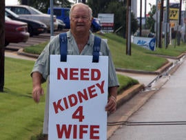 Larry Swilling hopes to find an organ donor for his wife by asking passersby to donate their kidneys.