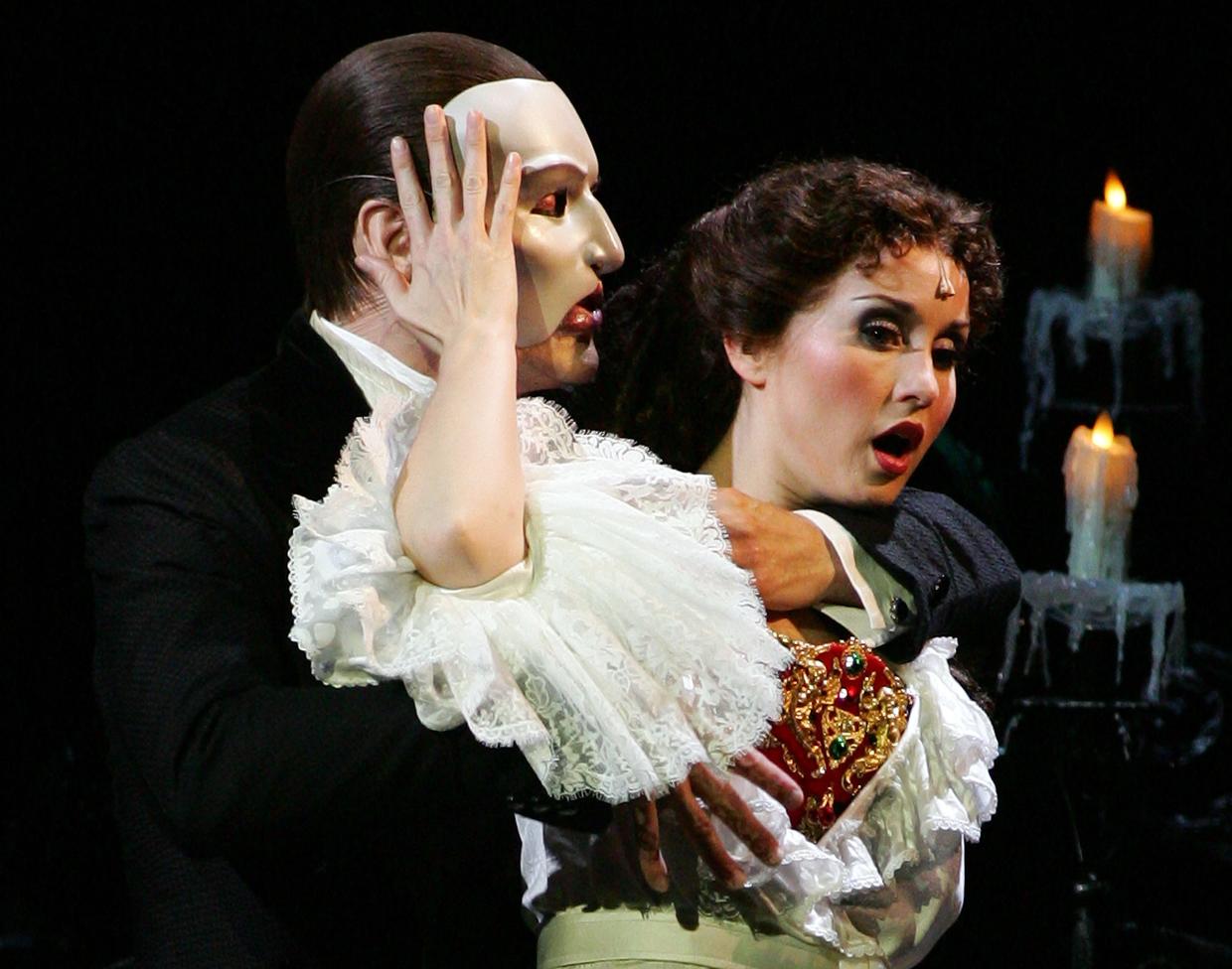 how does christine die in phantom of the opera movie