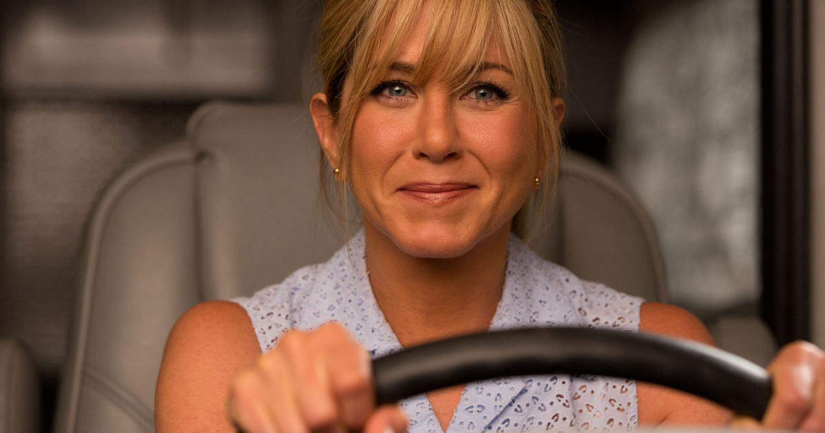 Jennifer Aniston Strips In We Re The Millers Trailer Cbs News