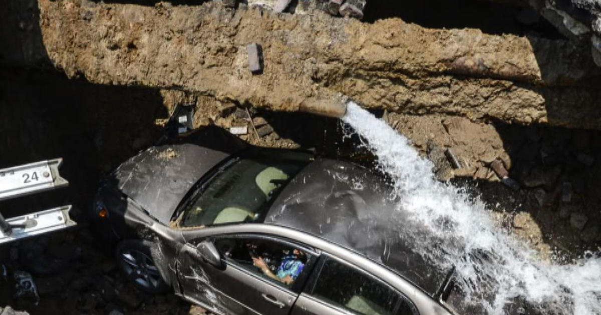 Sinkhole Swallows Moving Car In Toledo Ohio Cbs News