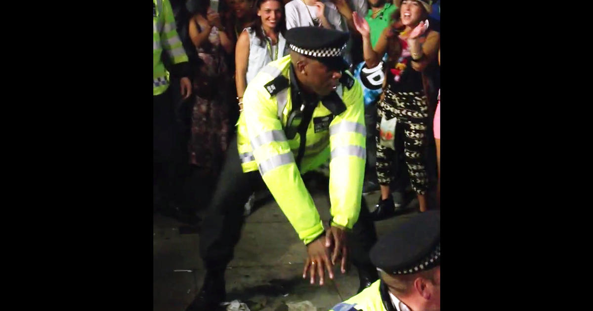 Police Dance Off At Londons 2013 Notting Hill Carnival Cbs News