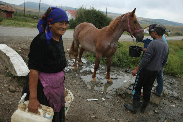 Combating Poverty In Roma Settlement Photo 1 Pictures Cbs News 