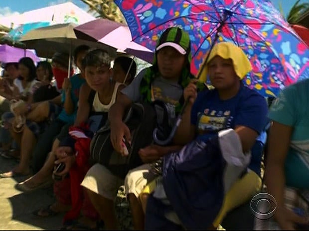 Filipinos wait in lines