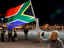 flag.2013-12-06T013423Z_405589741_GM1E9C60QDD01_RTRMADP_3_MANDELA.jpg