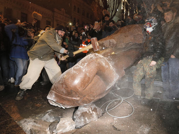 ukraine_lenin_AP16909455537.jpg