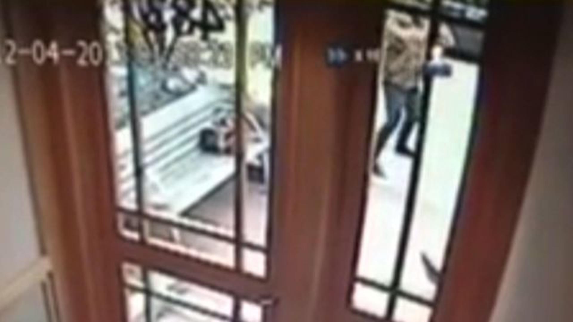 Twerking burglar caught on tape - CBS News