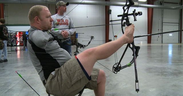 Armless archer uses feet to get perfect score CBS News