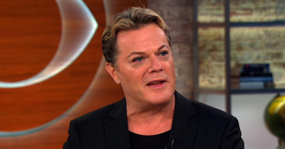 Comedy king Eddie Izzard brings world tour to U.S. CBS News