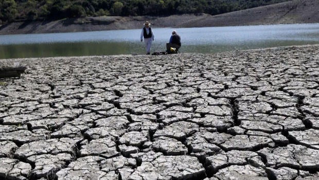 californiadroughtcrackedearthriver.jpg
