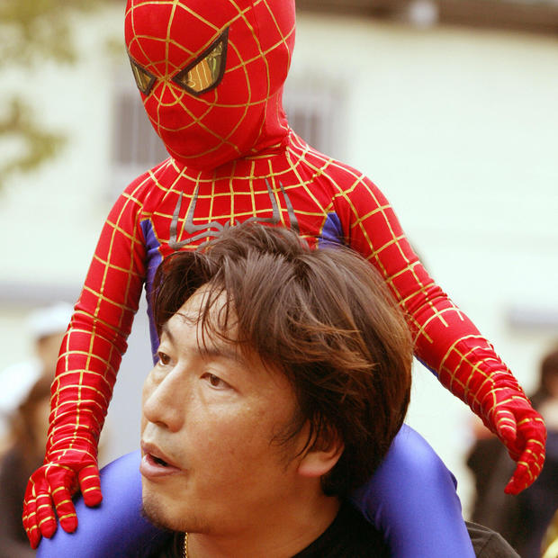 With a costume of the spiderman, a boy i 