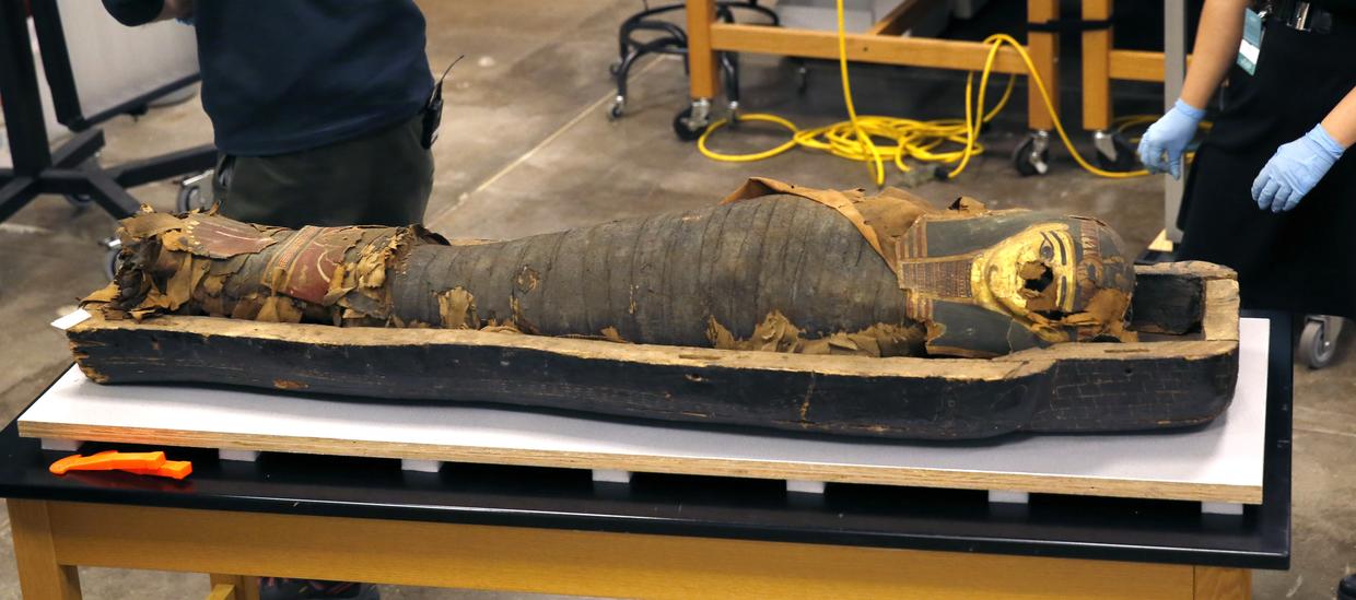 Opening a mummy's coffin Scientists open mummy's coffin in Chicago