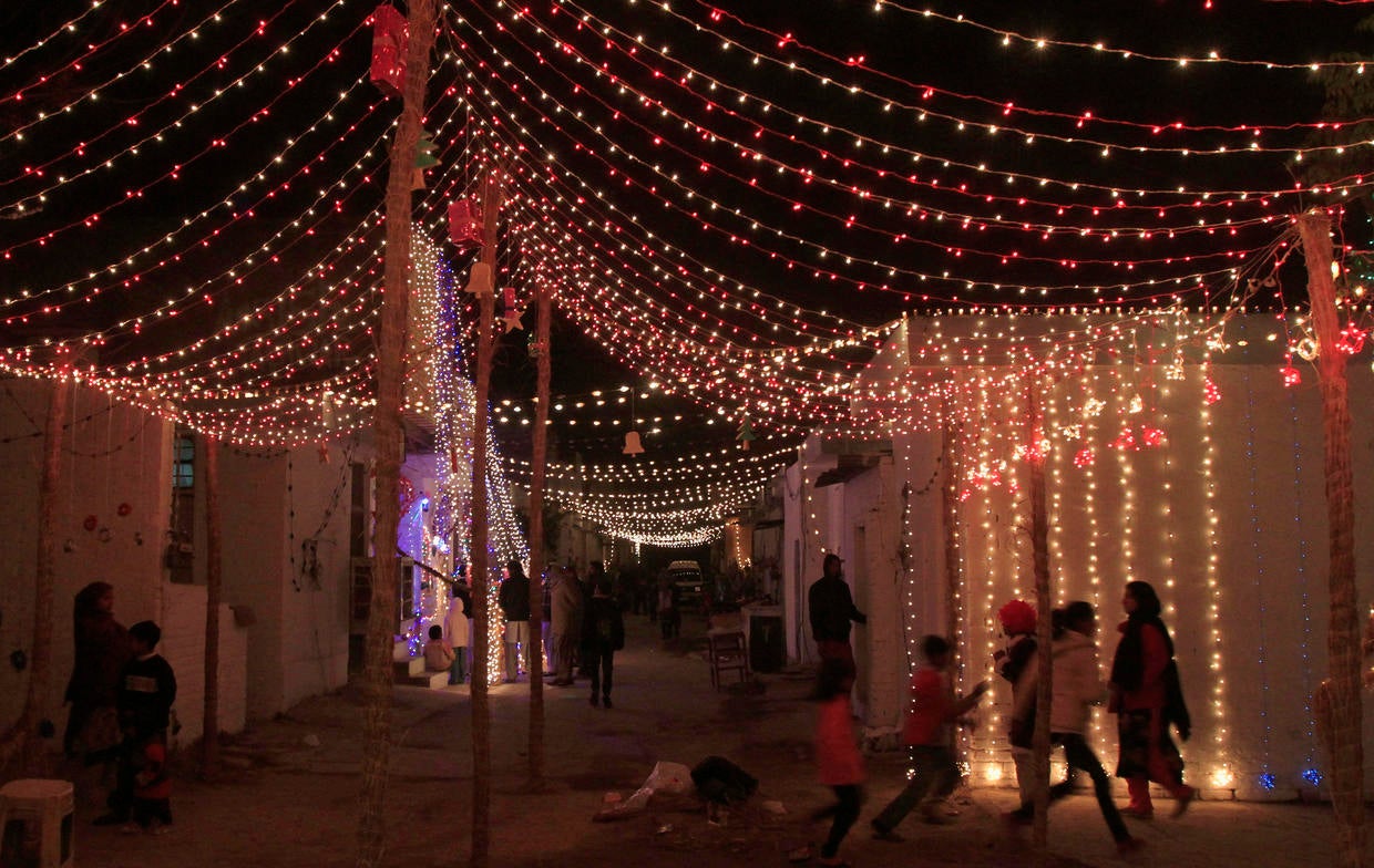 Scotland - Holiday decorations around the world - Pictures - CBS News