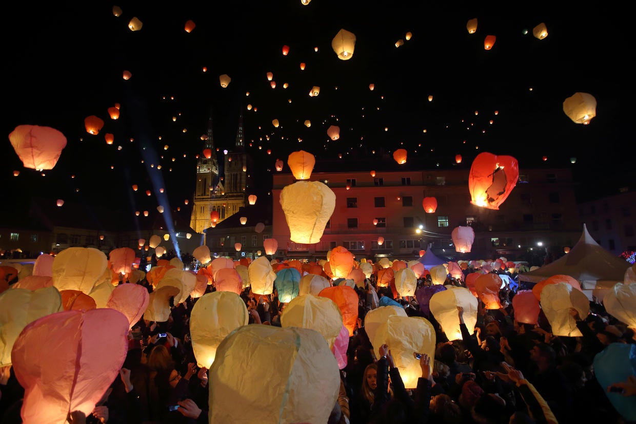 Scotland - Holiday decorations around the world - Pictures - CBS News