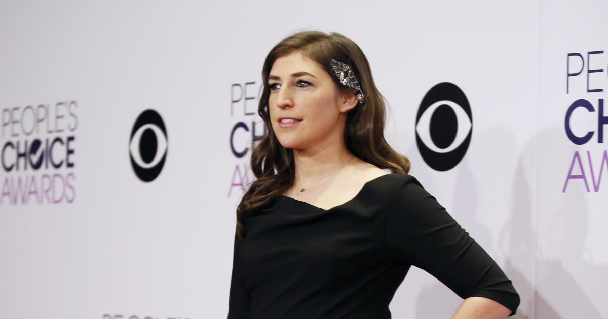 Mayim Bialik Flashes Piers Morgan On Late Late Show Cbs News