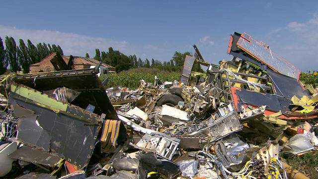 Malaysia Airlines Flight 17 News Pictures Videos Of Mh17 S Crash In Ukraine Cbs News