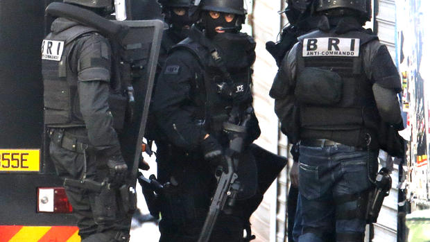 Manhunt for Paris terror suspects 