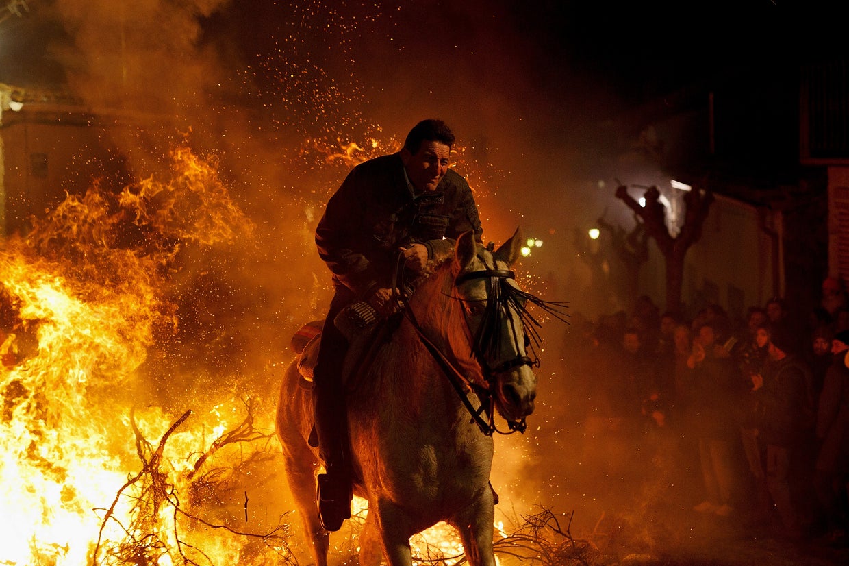 Bonfires and horses at Las Luminarias Festival CBS News