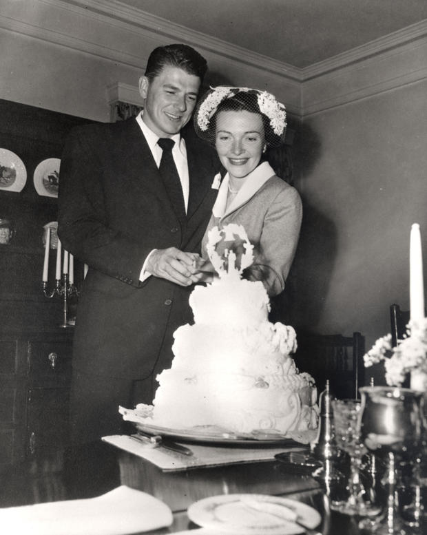 ronald-and-nancy-reagan-wedding-cake.jpg 