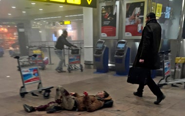 Reporter photographs "heroes" after Brussels airport terror attack