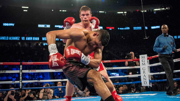 Canelo Alvarez crushes Amir Khan with a big right hand in 6th round ...