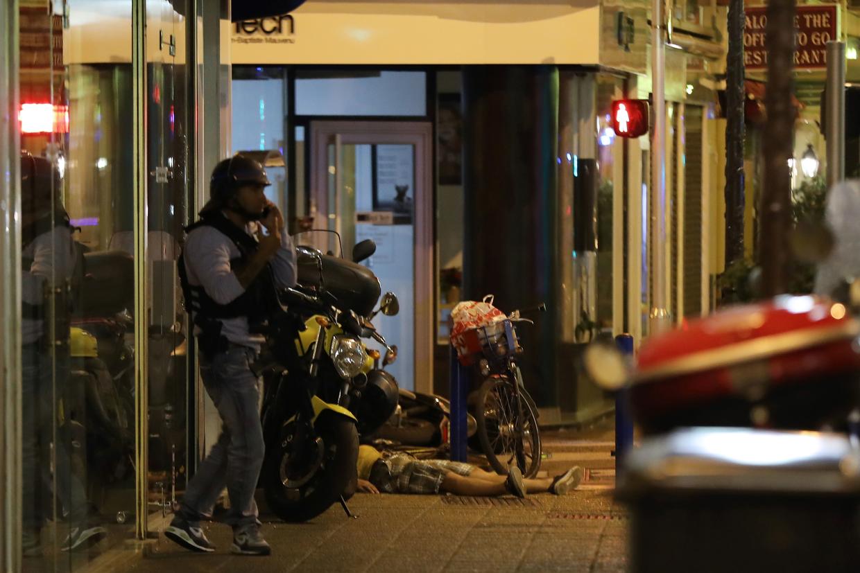 Truck plows into crowd in Nice, France CBS News