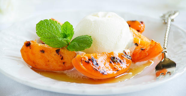 Grilled Peaches and Ice Cream 