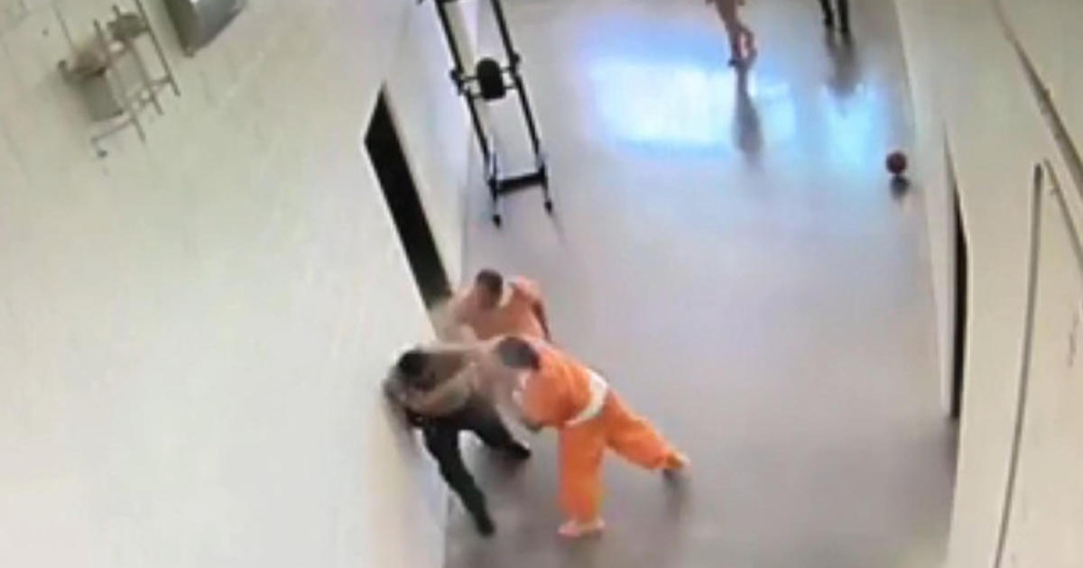 Caught On Camera Inmates Attack Officer At Arizona Detention Center Cbs News