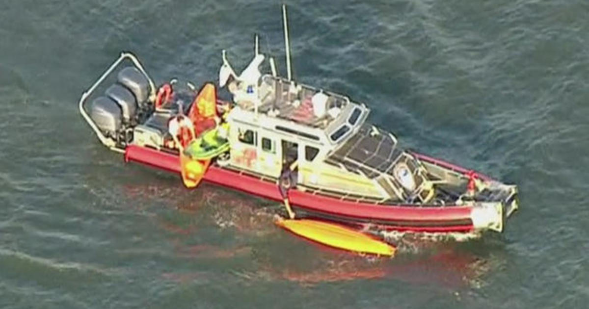 kayakers hit by ferry on hudson river in nyc - cbs news