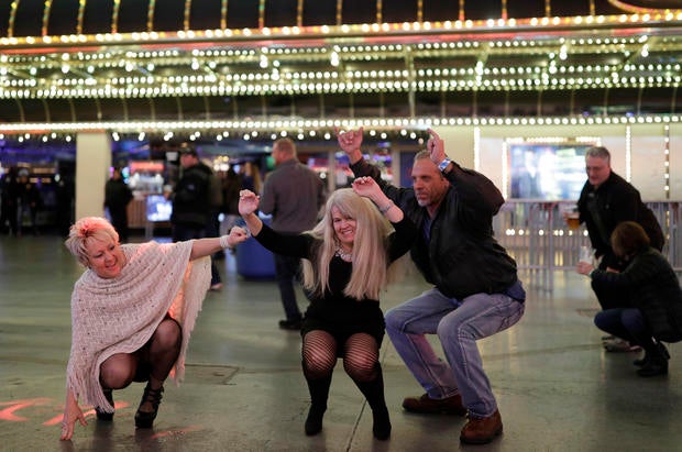 https://www.cbsnews.com/pictures/happy-new-year-americans-ring-in-2017-photos/