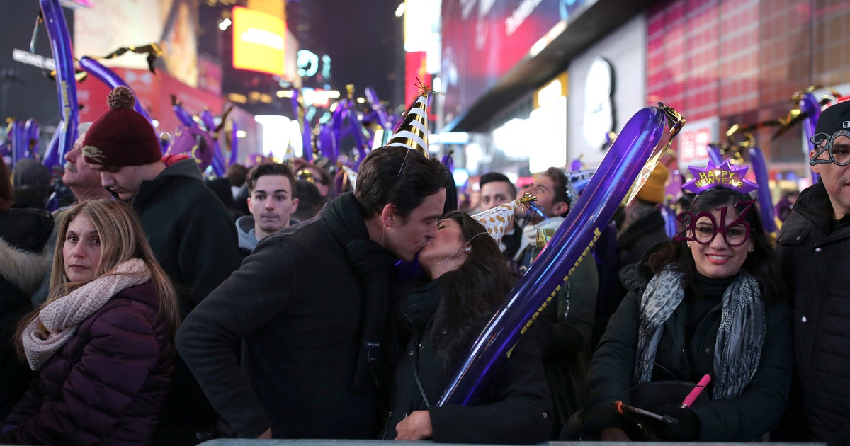 Americans Ring In 2017 Millions Pack Into Times Square To Kick Off New Years Celebrations Cbs News Americans Ring In 2017 Millions Pack Into Times Square To Kick Off New Years Celebrations Cbs News