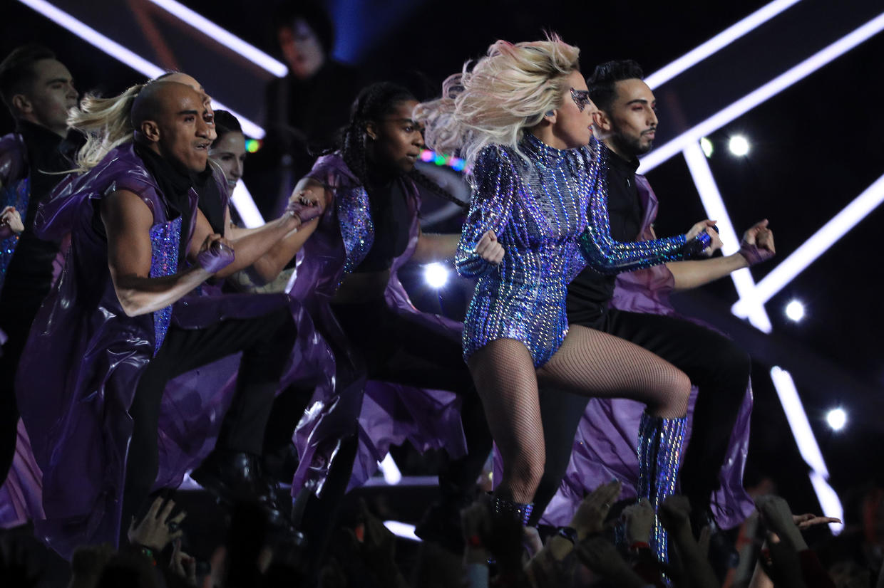 Lady Gaga takes stage at Super Bowl halftime show 2017 - CBS News