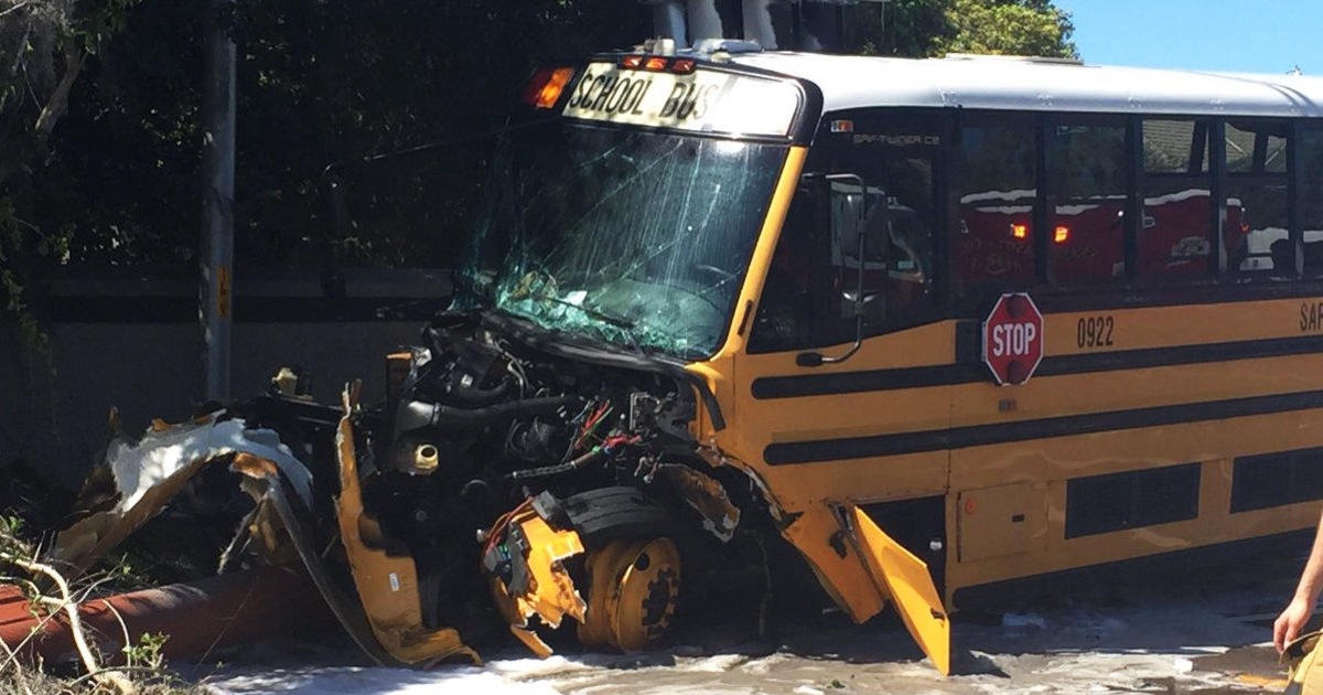 Автобус разбили. Сломанный школьный автобус.