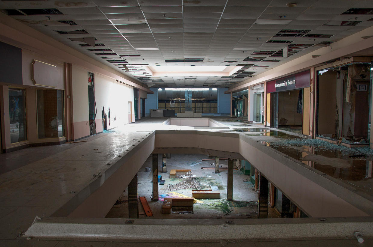 Eerie photos of abandoned malls and retail stores around 