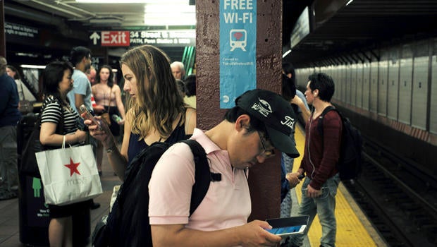 smartphones-on-subway-getty-544172084-620.jpg