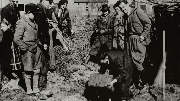 Memories unearthed from the Lodz Ghetto - CBS News