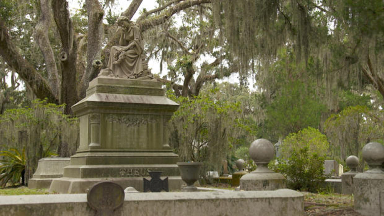 The ghostly beauty of Savannah's Bonaventure Cemetery - CBS News