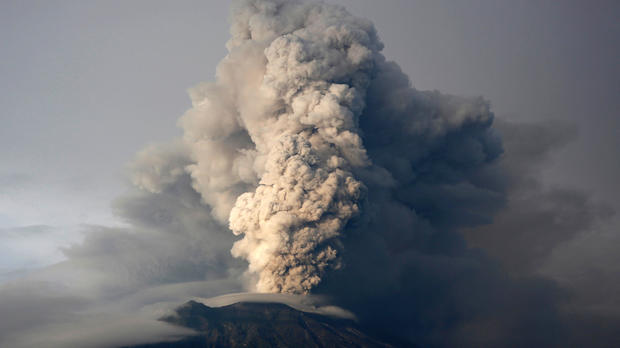   Mount Agung volcano erupts as seen from Kubu, Karangasem Regency, Bali, Indonesia, November 28, 2017. 