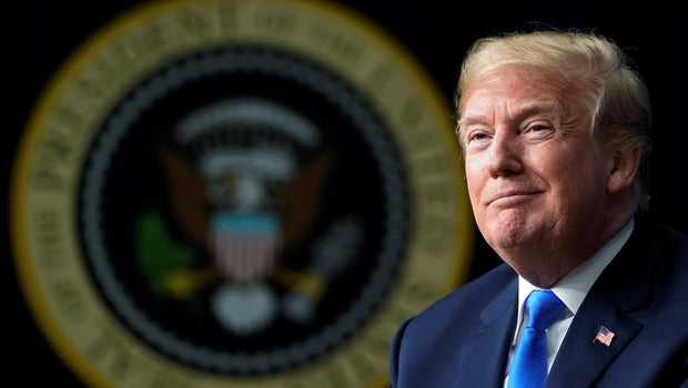 Trump bids farewell to Hope Hicks