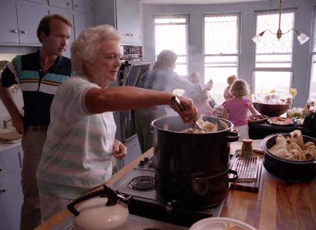 barbara-bush-cooks-for-her-family-at-walkers-point-kennebunkport-maine-aug-7-1988-gbplm.jpg 
