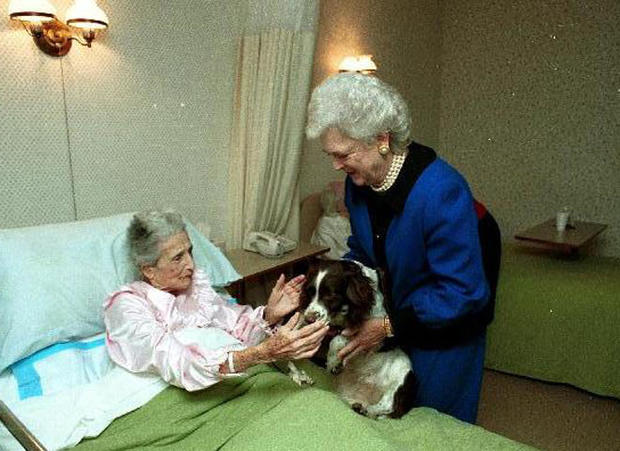 barbara-bush-and-millie-visit-residents-of-bethesda-retirement-and-nursing-center-chevy-chase-md-feb-27-1990-gbplm.jpg 