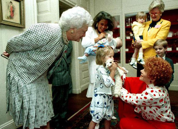 barbara-bush-sherry-lewis-and-lambchop-greet-easter-visitors-in-the-white-house-china-room-april-16-1990-gbplm.jpg 