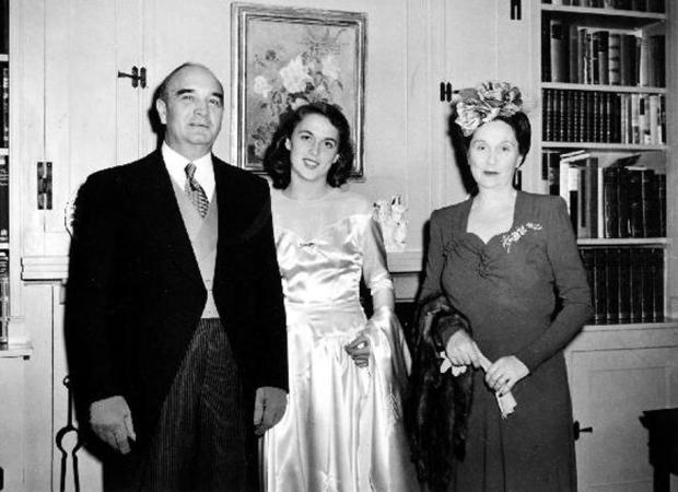 barbara-pierce-bush-with-her-father-and-mother-on-her-wedding-day-in-rye-new-york-january-6-1945-gbplm.jpg 