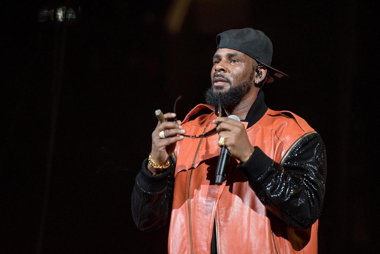 Woman Claims R Kelly Filmed Nonconsensual Sex Routinely Locked Her Up Cbs News