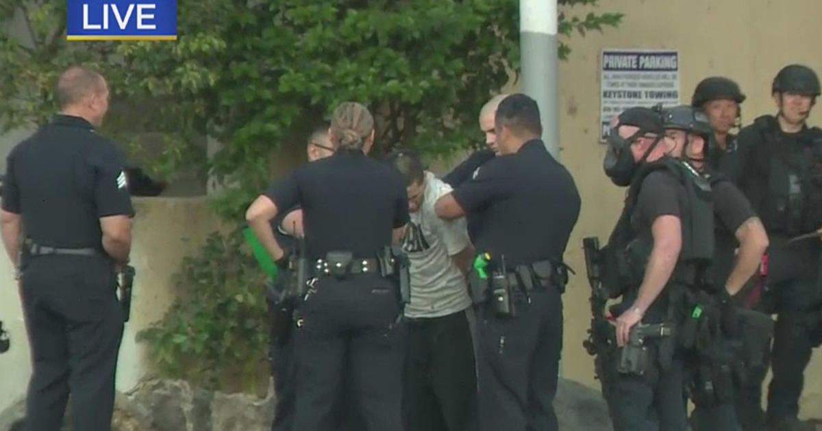 Robbery Suspect Surrenders After Overnight Motel Standoff Cbs Los Angeles 