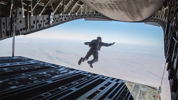   mission impossible-tom-cruise-parachute-jump-620.jpg 