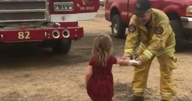 Little girl hands burritos to firefighters battling Carr Fire CBS News
