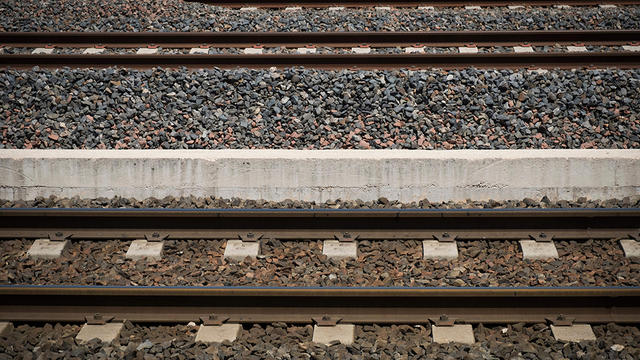 railroad-tracks.jpg 