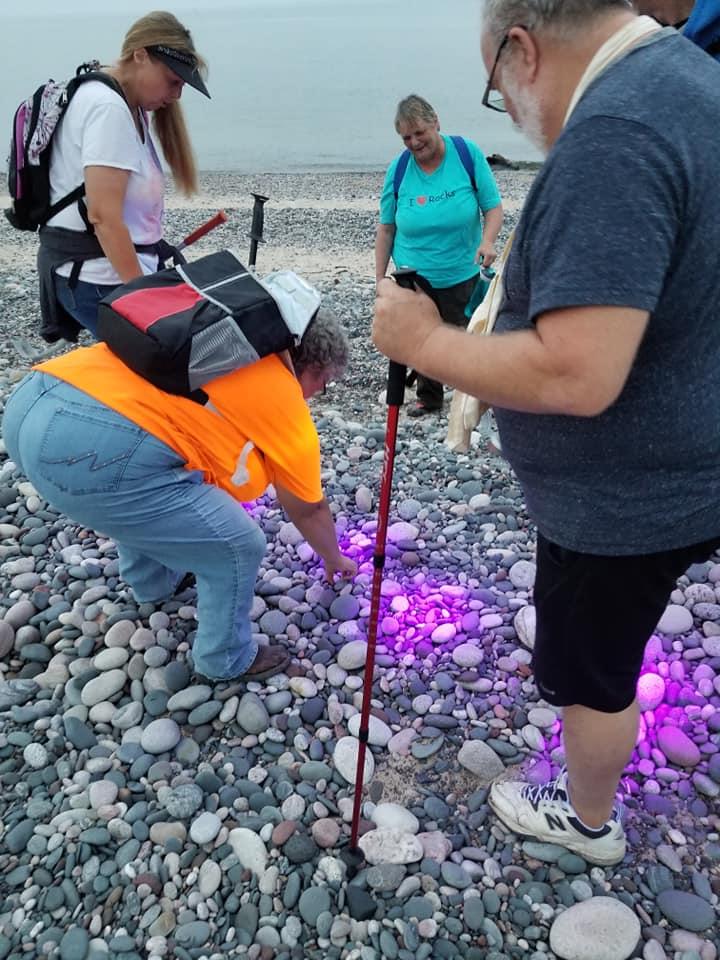 Michigan man discovers glowing, florescent rocks called "Yooperlites