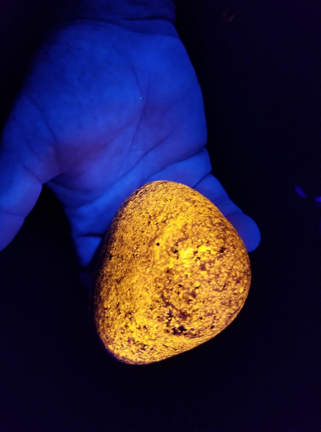 Michigan man discovers glowing, florescent rocks called "Yooperlites
